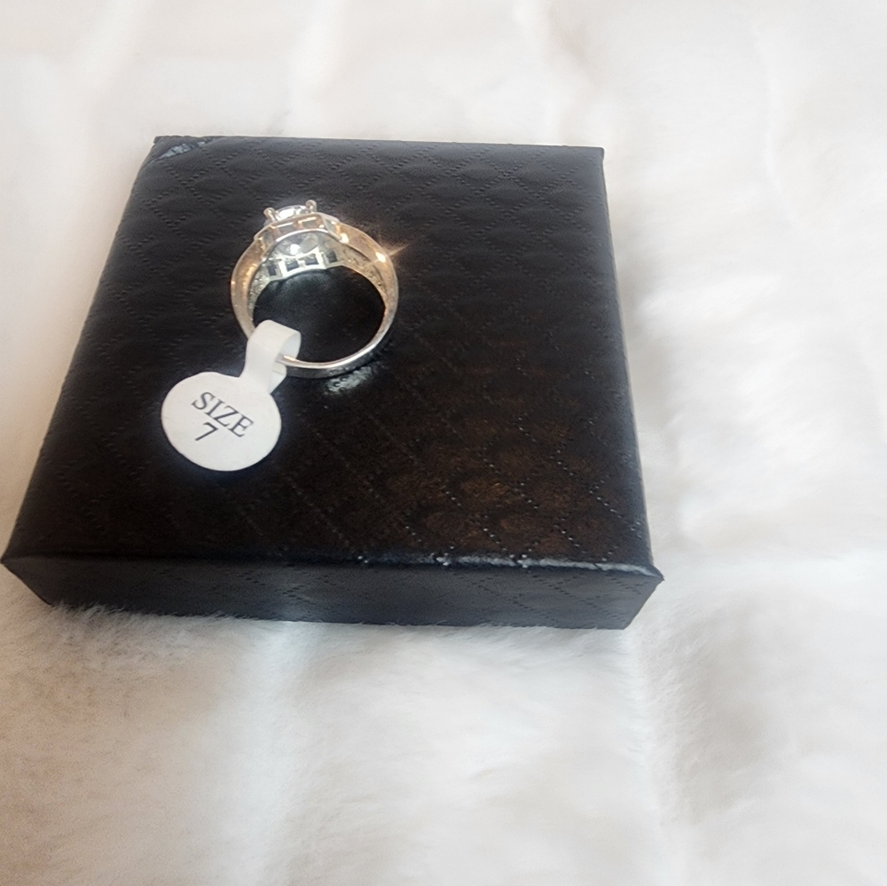 NWT Fashion Cubic Zirconia Ring - Picture 2 of 6